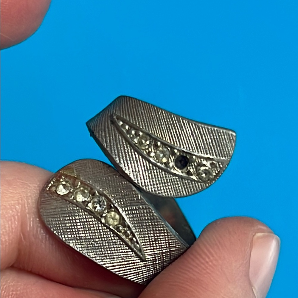 Vintage Uncas Silver Textured Ring with Rhinestones - Picture 3 of 6